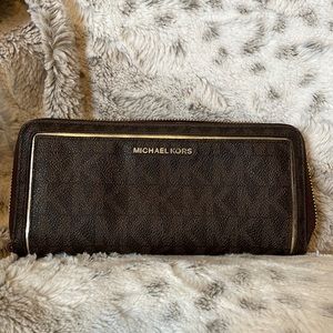 Michael Kors large zipper wallet Great used condition.